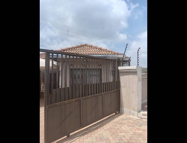 3 BEDROOM HOUSE FOR SALE IN CLOVERDENE